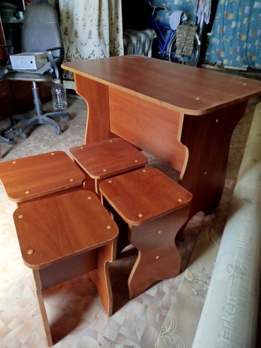Стол и четыре табурета