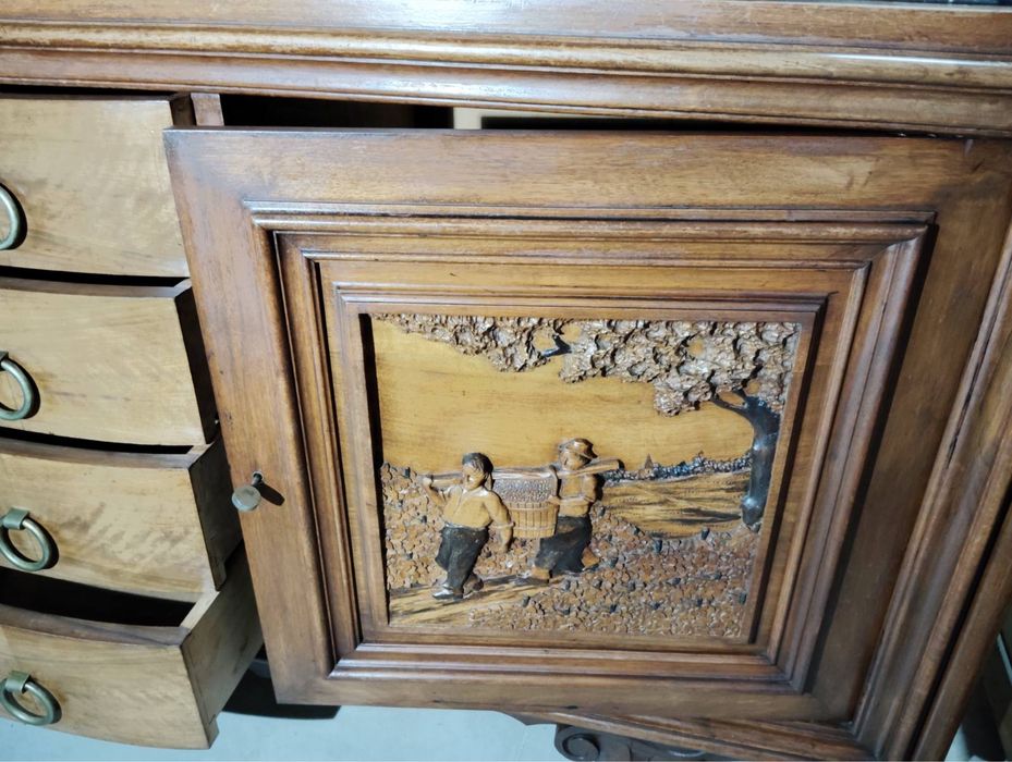 Шкаф с мраморен плот