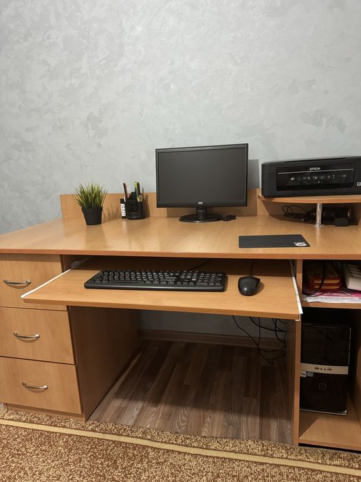 Продам компьютерный стол