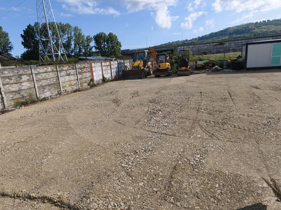 Închiriez 500mp teren