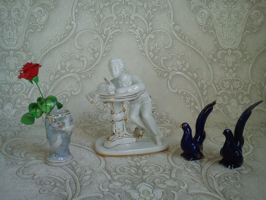 Фарфоровые статуэтки, вазочка и флакон от духов