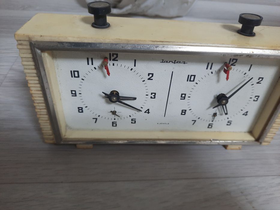 Часы советские в не рабочем состояний по 5000 каждая