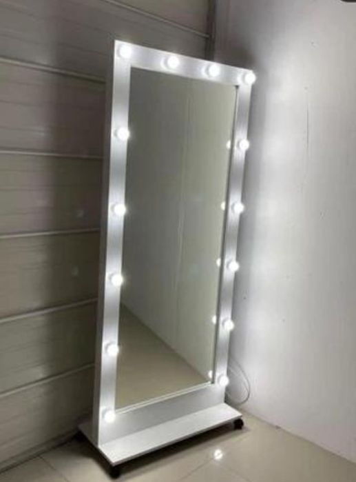 Зеркала с подсветкой . Визажный столик