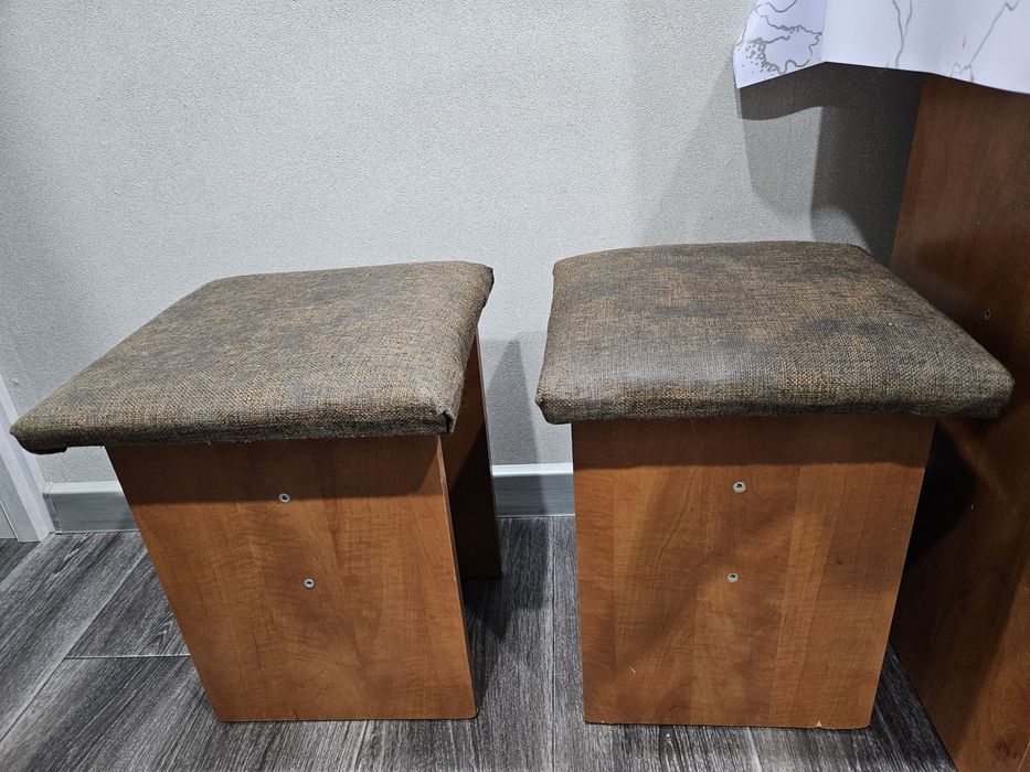 Стол и 4 табуретки