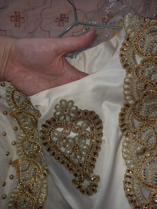 Келин салом куйлаклар 2 та. Скидка килиб бераман. Платья келинка 2шт