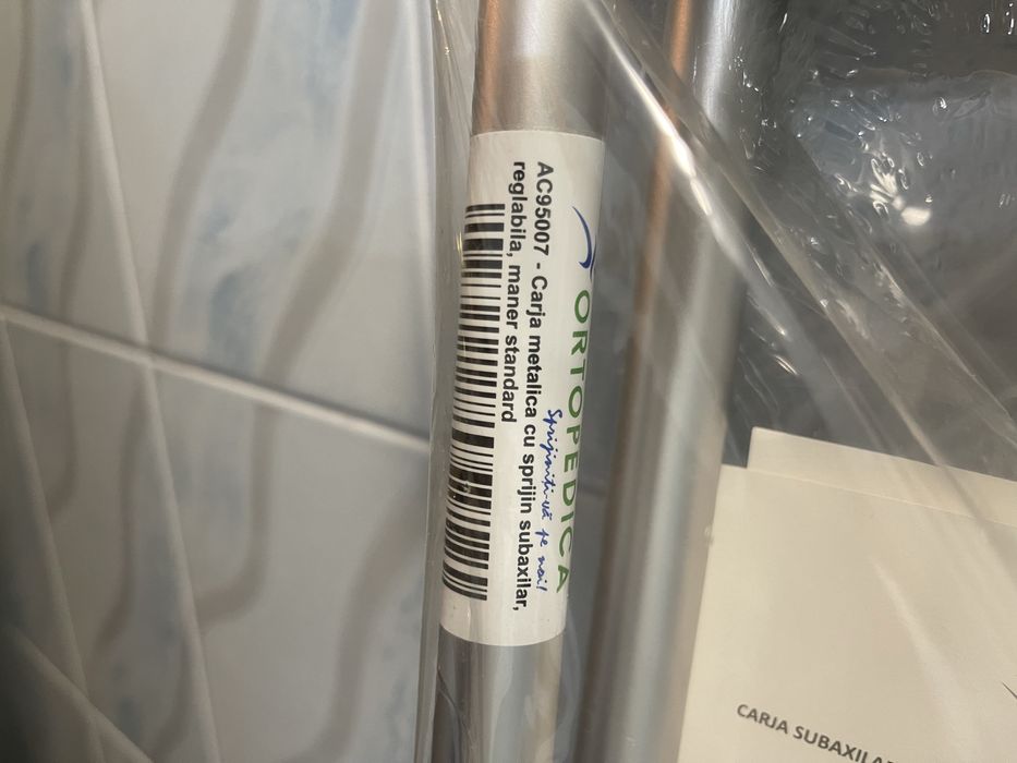 Carje metalice cu sprijin subaxilar, reglabile si usoare