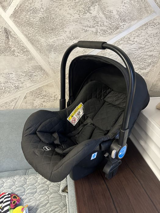 Коляска в комлекте с автолюлькой tomix