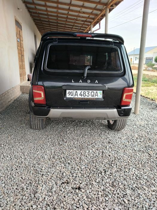 Lada Niva sotladi