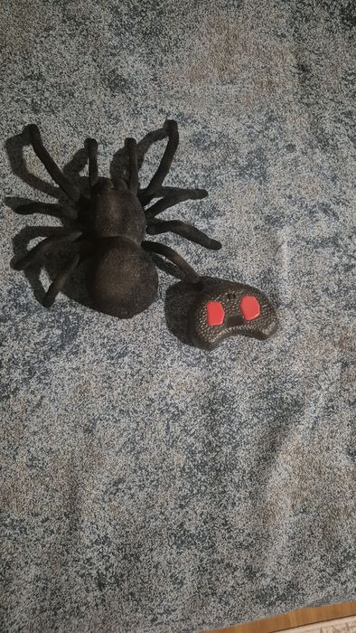 Ипродается игрушечный паук