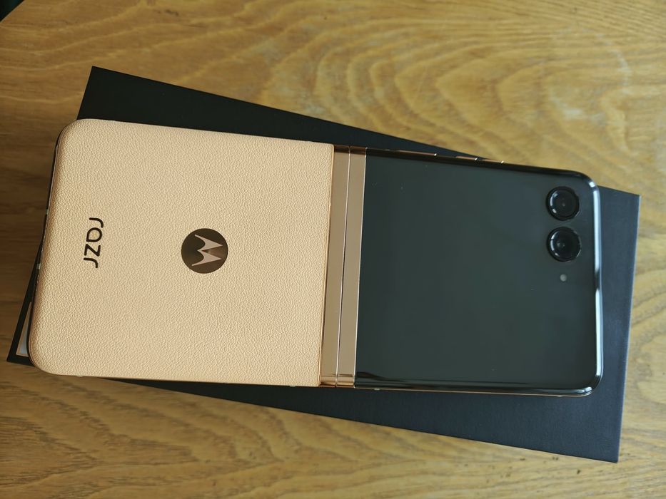 Motorola Razr 40 Ultra 5G – PANTONE Peach Fuzz – 8GB/256GB – перфектно състояние
