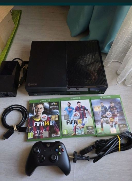 Xbox One 500 Gb +3 jocuri Fifa(14,15,16) cablu HDMI