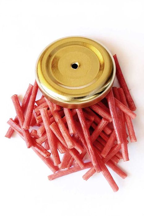 Pluta mare cu fitilele pentru candelă