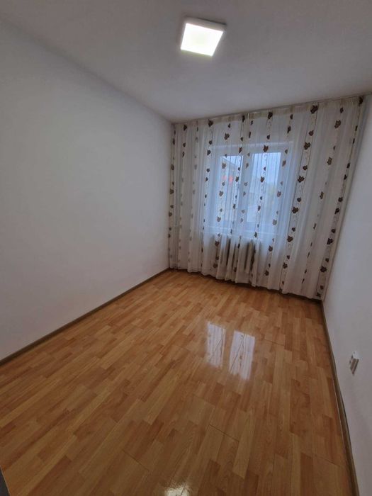 Vând garsonieră confort 3 etaj3/4 proaspăt renovată cu baie proprie.