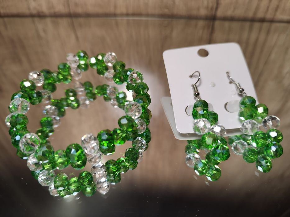 Браслеты, серьги из натуральных камней.