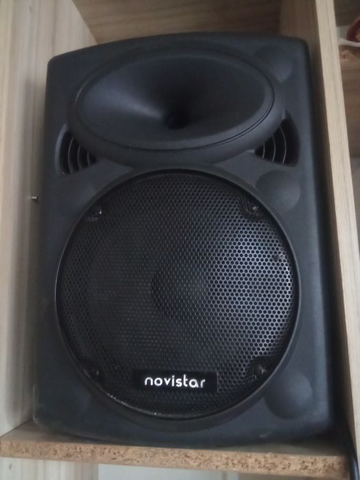 Văd 2 boxe novistar.o boxa.mackie.un mixar.melonare.ARMX6.si o statie. Novistar