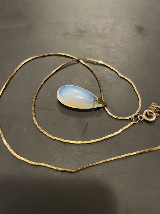 Бижута с опал - обеци и колие