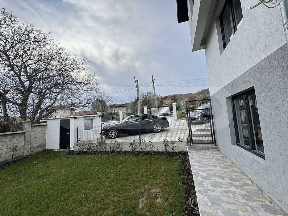 Просторна къща с басейн в село Рогачево