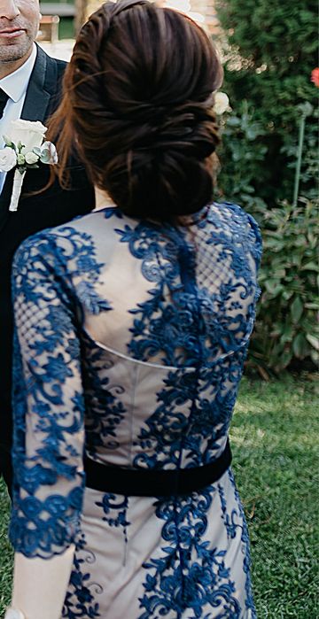 Rochie midi bej cu tull brodat bleumarin