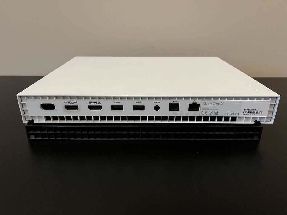Xbox One X 1TB с 2 джойстика и 8 игри