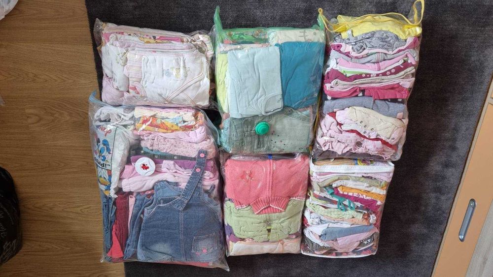 Две детски столчета и дрешки за момиче