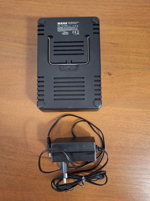 Vând încărcător acumulatori MAHA MH-C9000 powerex