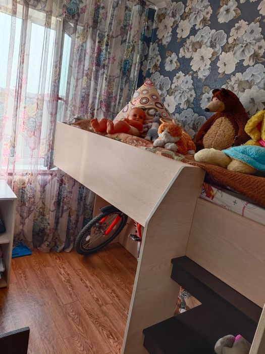 Продам кровать с полками