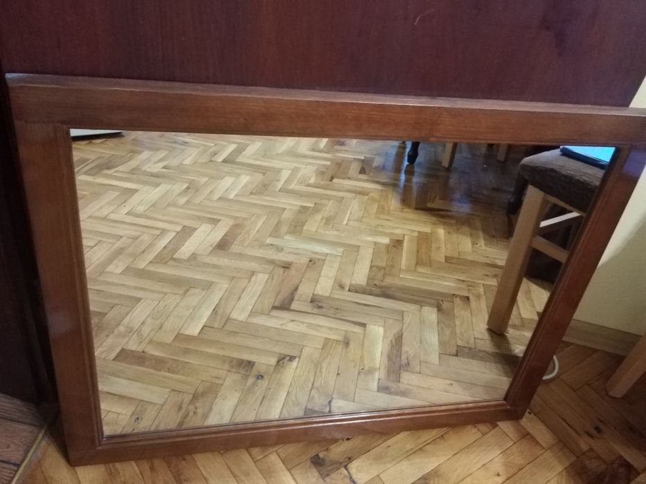 Големи огледала с дървени рамки