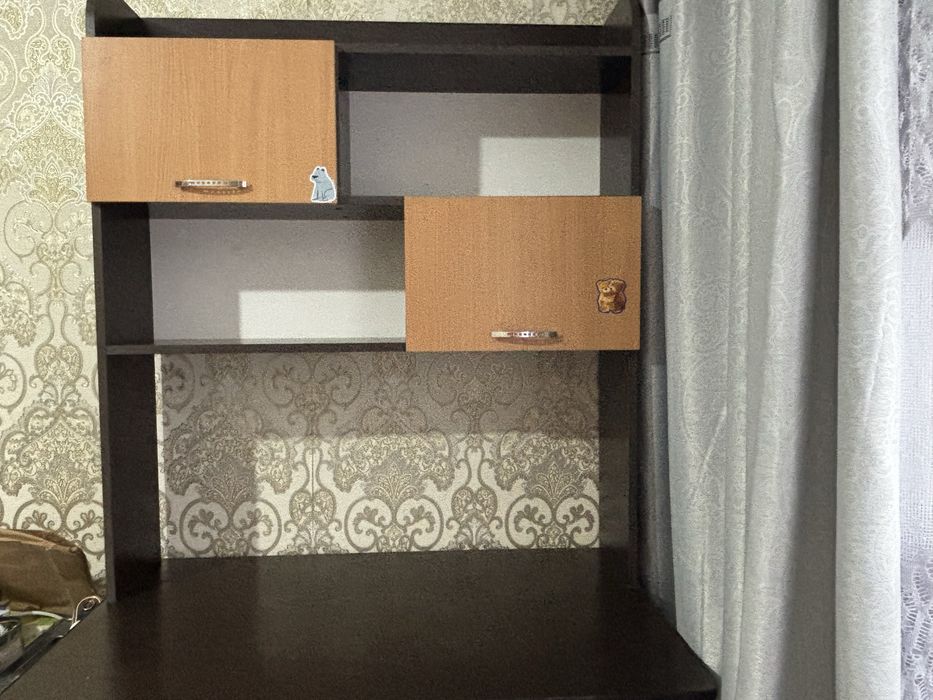 Компьютерный стол с надстройкой