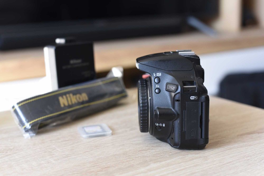 Nikon D5500 Body | 24.2 MP | 29.087 cadre | Baterie + Încărcător + Card