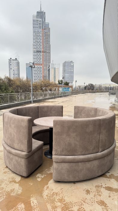 Kafelarga devan va stol