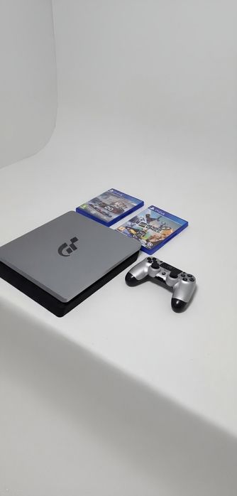 PS4 Slim 1tb с един контролер и две игри