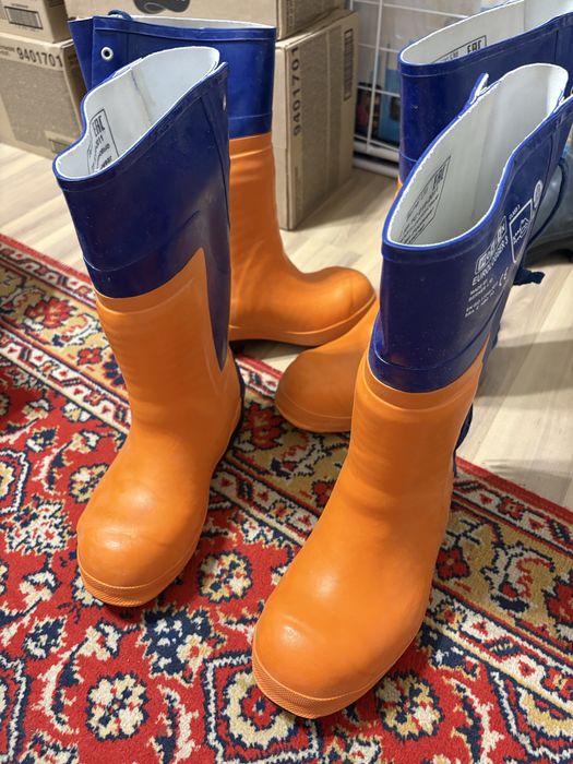 Резиновые дорогие сапоги срочно