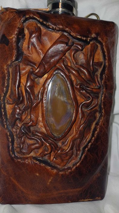 Манерка с кожен калъф