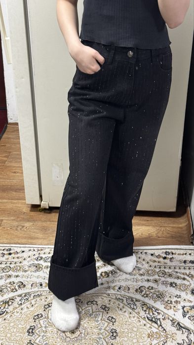 Блестящие джинсы как раз в моде