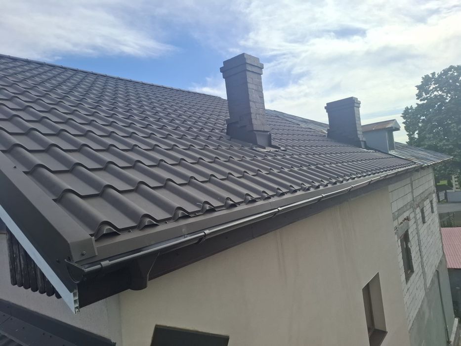 Expertiză în montaj țiglă metalică, reparații și renovări. Protejăm investitia ta cu profesionalism și termene exacte.