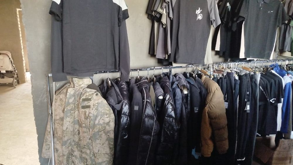 Магазин закрыли распродажа одежды