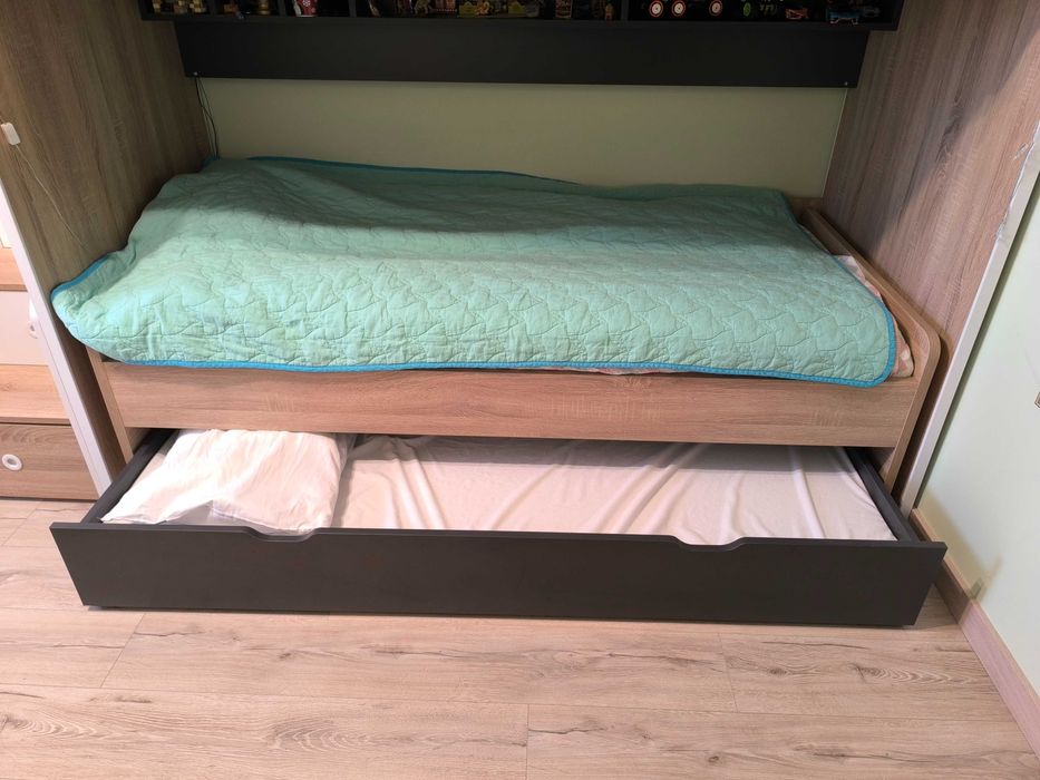 Двуетажно детско легло с бюро