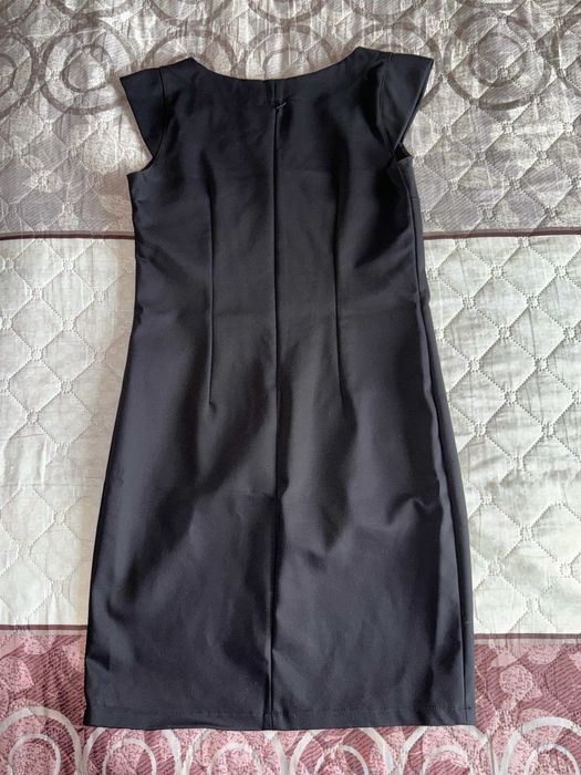 Изчистена дамска черна рокля