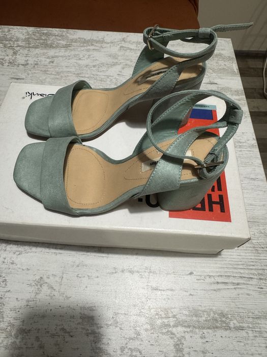 Маратонки, обувки и сандали