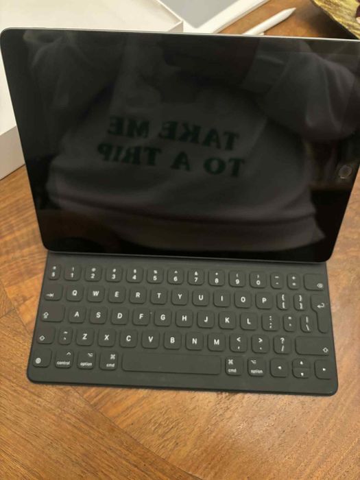 Продавам Ipad 9 th. Generation WiFi 64GB с Apple Pen & Keyboard