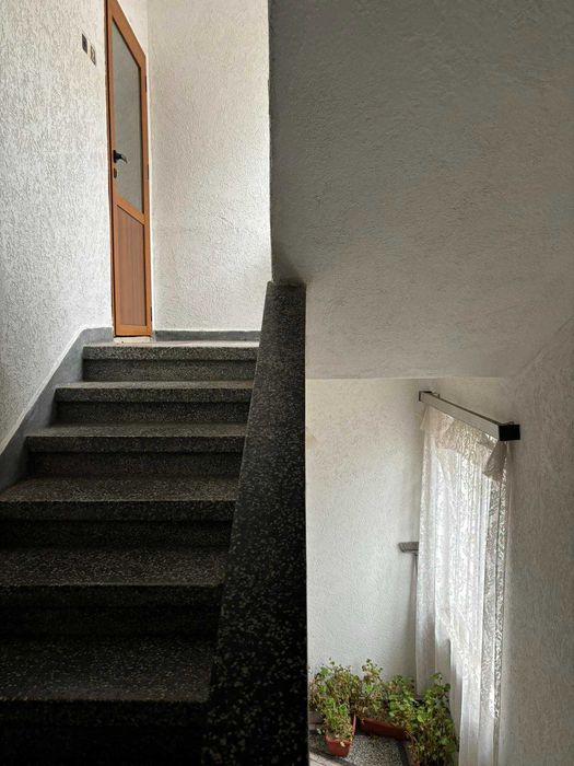 ЕТАЖ от КЪЩА с РЗП 110 кв.м, двор 320 кв.м, град Карлово