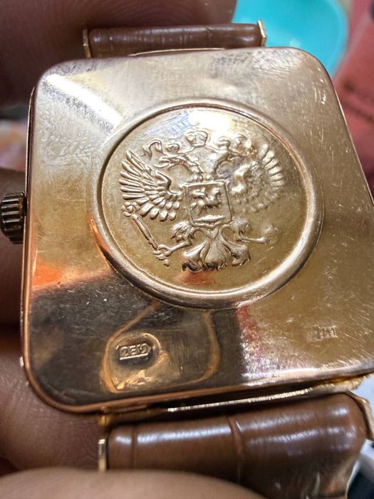 * MакТайм золотые часы с брилиантами 583 пробы со звездой смотрятся кр