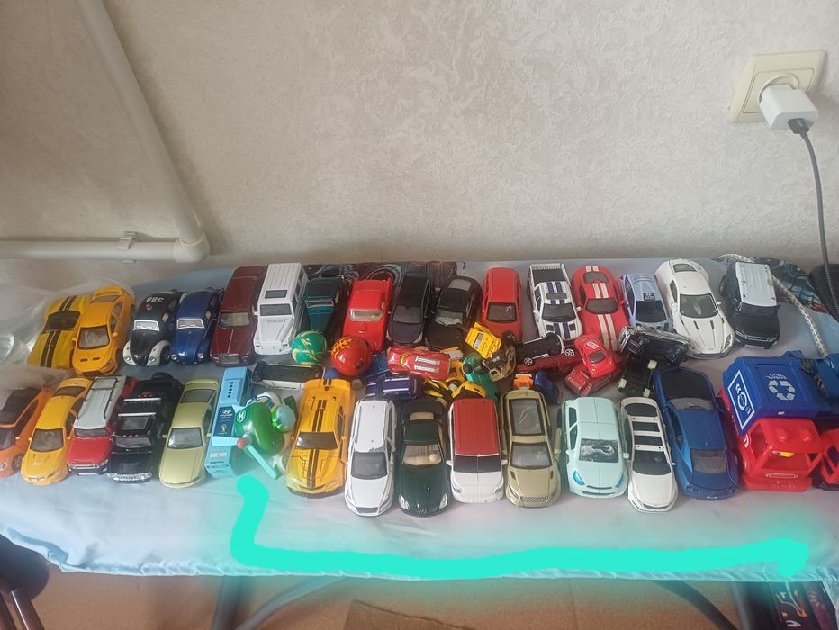 Продам  детские металлические машинки .