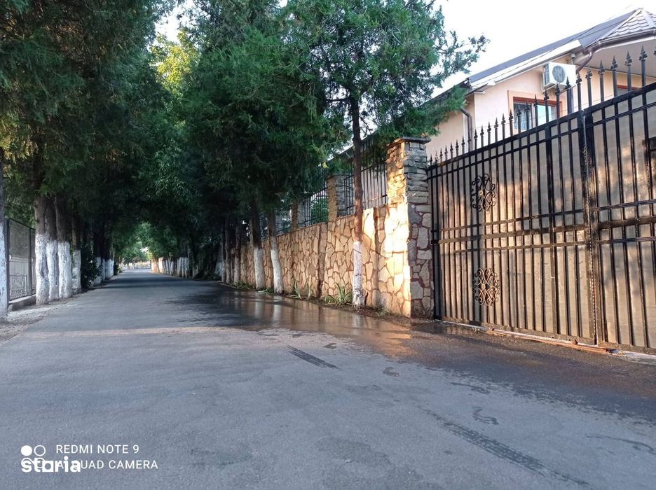 vand casa 2 corpuri-spatioasa pretabil 2 familii