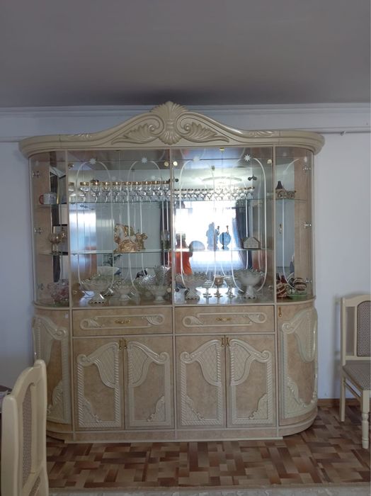 Продается красивая мебель для гостиной — витрина