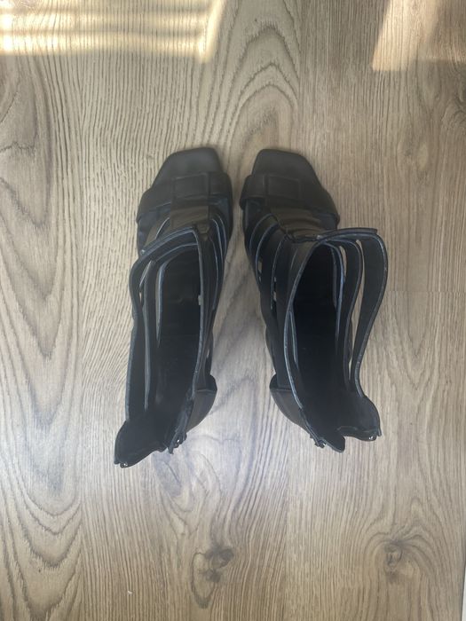 Черни и златисти сандали