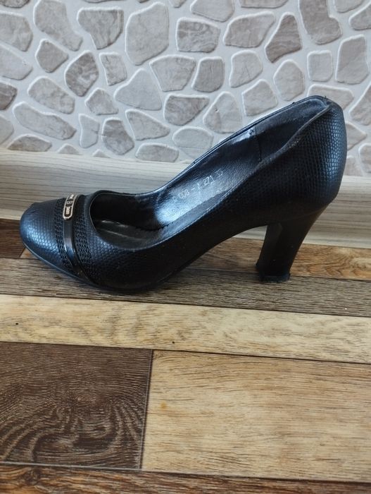 Отдам две пары туфель