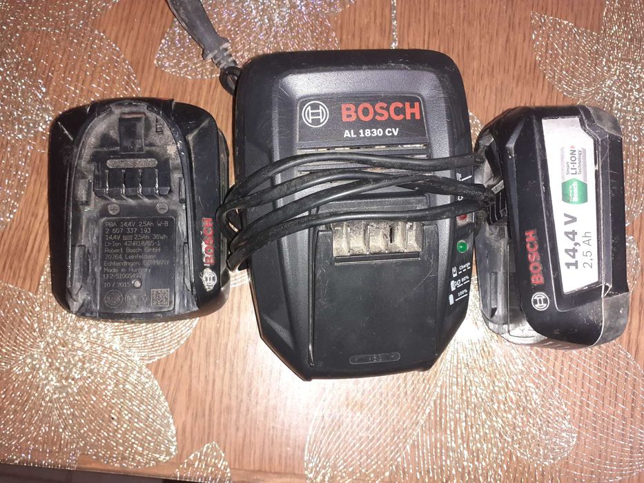 Vand incarcator si 2  acumulatori bosch