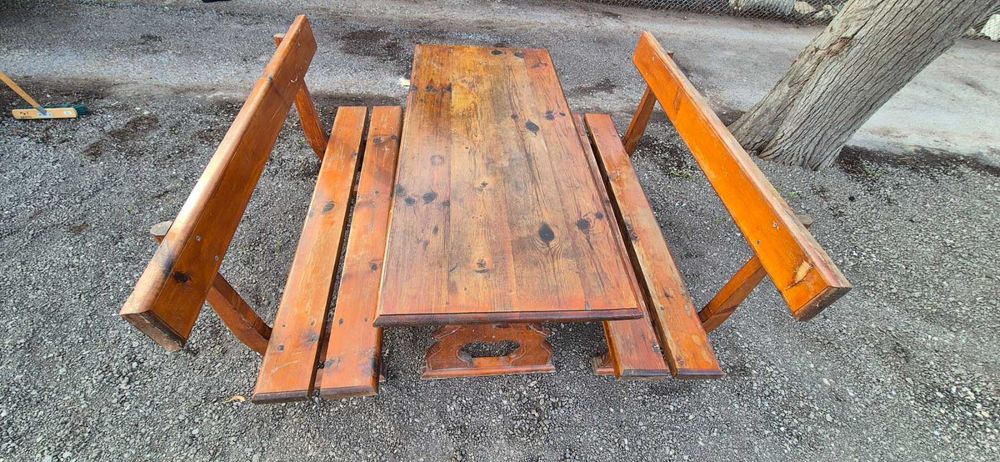 Дървени маси и пейки