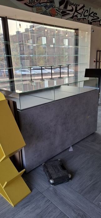 Продам стол витрину (островок)